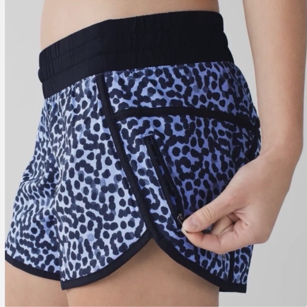 Lululemon Tracker Short III Ace Spot Lullaby Black cheetah print 8